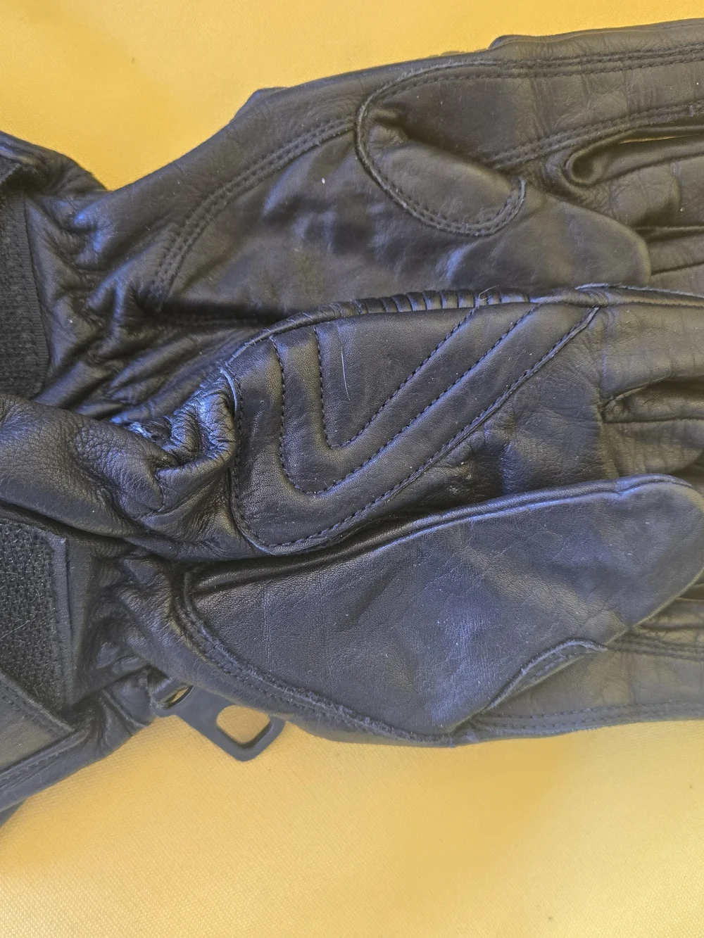 Source Unknown Black Leather Women's Gloves with Quilted Wrist Detail